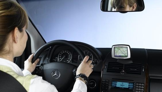 Mercedes bietet Navigationssysteme zum Nachrüsten an. Foto: Auto-Reporter